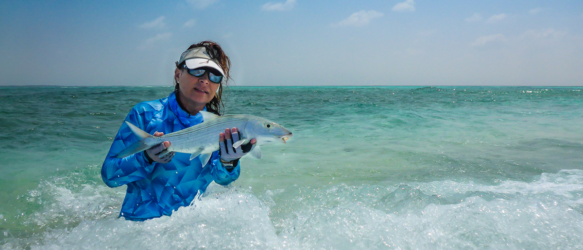 Besonders beim anspruchvollen Fliegenfischen im Salzwasser ein unbedingtes Muss, eine Costa Polbrille. Mirjana Pavlic präsentiert das Ergebnis - einen schönen Bonefish. 