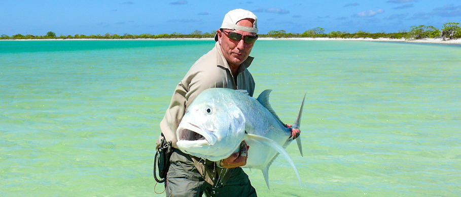 Giant Trevally Zange zum Hakenloesen Pflicht