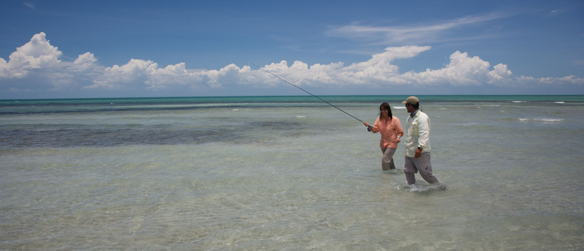 Mirjana Pavlic von Flyfishing Europe beim Waten auf den Flats vor Kuba - Fliegenfischen im Salzwasser ist ungemein spannend.