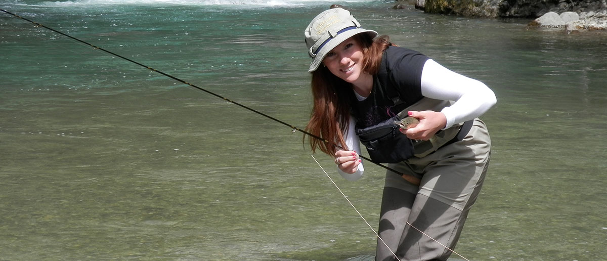 Fischen mit passender Bekleidung von Simms macht Frauen Spaß, und erfolgreich sind sie auch!