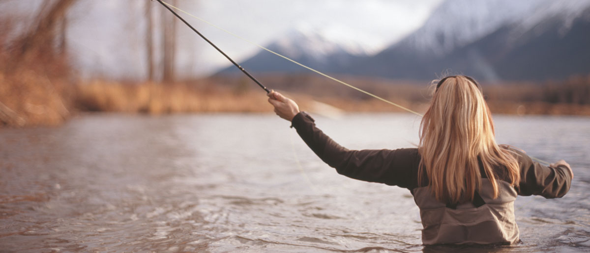 In der speziellen Simms Damen Watbekleidung fuehlen sich Frauen beim Fischen wohl