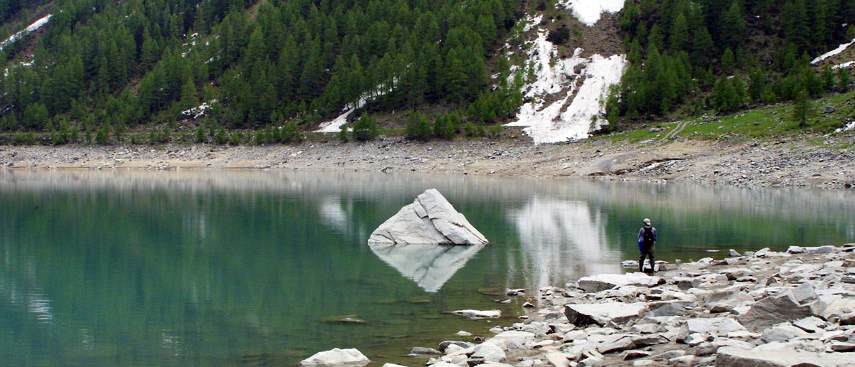 Fliegenfischen im klaren Gebirgssee vor traumhafter Kulisse. Wenn jetzt die Ausrüstung noch trocken bleibt ist für den Fliegenfischer alles perfekt. Flyfishing Europe