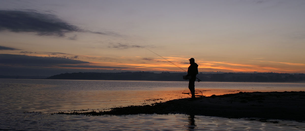 Abendstimmung beim Fliegenfischen auf Meerforelle. Wenn man im Wasser dann kaum noch etwas sehen kann, ist die wasserdichte Unterbringung des Gerätes für den Fliegenfischer besonders wichtig. Flyfishing Europe