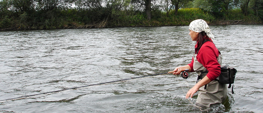 Das Clear Creek Hip Pack hält alles notwendige Zubehör für Mirjana Pavlic, Flyfishing Europe, beim Fliegenfischen bereit.