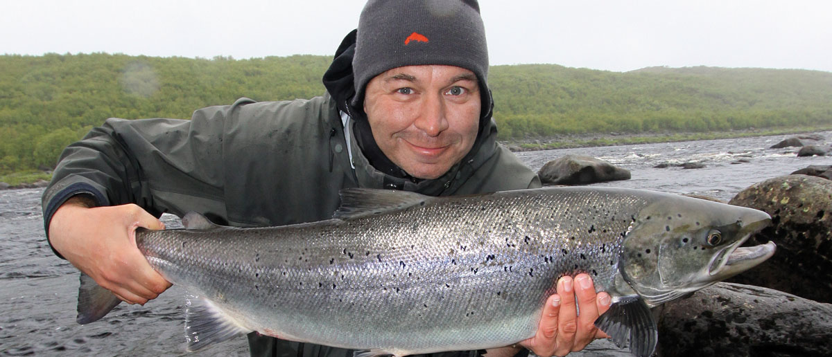 Auch beim Lachsfischen hat Fluorocarbon seine Berechtigung, wie dieser schöne mit der Fliege gefangene Lachs beweist.