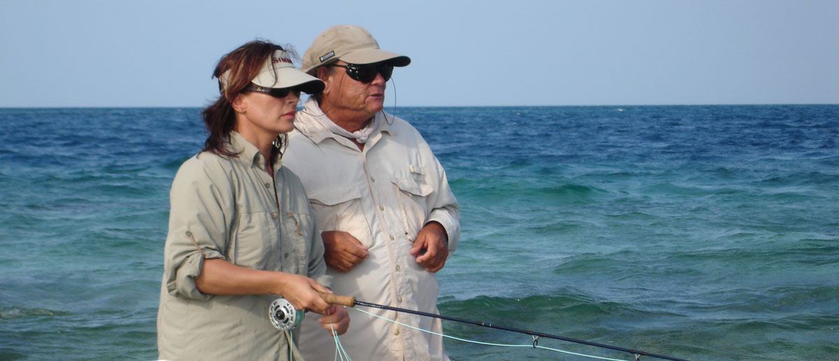 Mirjana Pavlic beim Fischen in der Karibik, hier ist Sonnenschutz von Simms besonders wichtig