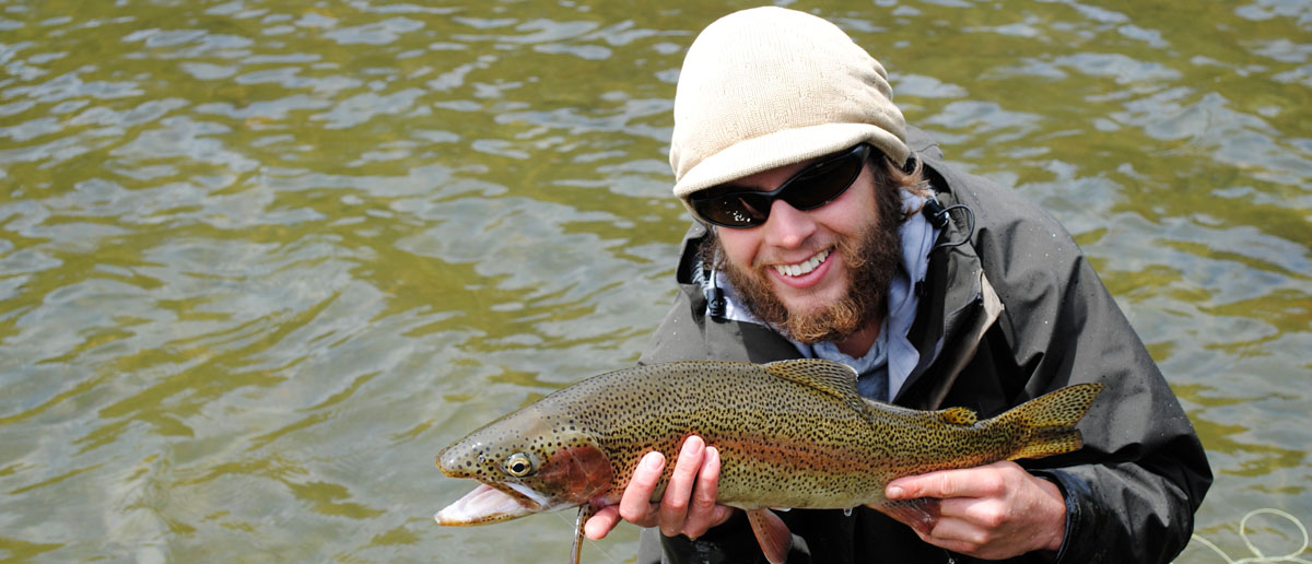 Perfekte Sicht auf den Fisch - Quattro Polarisationsbrillen haben das gezielte Befischen dieser schönen Regenbogenforelle ermöglicht