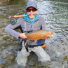 EOS Fliegenrolle im einsatz beim Fliegenfischen mit glücklichem Fänger und schöner Forelle. Flyfishing Europe