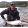 Gaelforce Gründer und Eigentümer James Chalmers erfolgreich mit gefangenem Lachs am Fluss