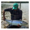 Gaelforce Gründer und Eigentümer James Chalmers erfolgreich mit gefangenem Lachs am Fluss