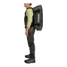 Simms G3 Guide Z Duffel Bag als Rucksack getragen Seitenansicht