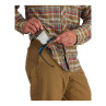 Simms BugStopper Shirt Plaid Langarmhemd Simms chestnut multi plaid Detail integriertes Brillenputztuch