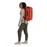 Simms Tailwind Duffel 50L Simms orange als ucksack getragen Seitenansicht