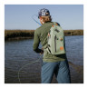 Fishpond Thunderhead Submersible Sling eco yucca im Einsatz am Wasser