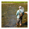 Fishpond Stormshadow Sling Pack mit eingestecktem Kescher