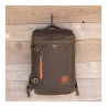 Fishpond River Bank Backpack peat moss Rucksack Ansicht Vorderseite mit D-Ring und Nebentasche