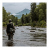 Fishpond Lodgepole Fishing Satchel duskwood am Wasser im Einsatz
