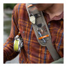 Fishpond Arrowhead Retractor am Schultergurt vom Sling Pack