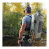 Fishpond QuickShot Rod Holder 2.0 mit oberem Magnethalter am Rucksack befestigt