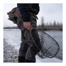 Fishpond Nomad Emerger Net Shadowcast Camo 2.0 Watkescher am Wasser im Einsatz