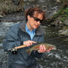 Mirjana Pavlic beim Fischen mit einer Saracione Mark IV Trout Fliegenrolle, Flyfishing Europe