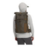 Simms Headwaters Backpack hickory als Rucksack getragen