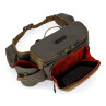 Simms Headwaters Hip Pack hickory geoeffnete Workstation mit Fliegenpatch